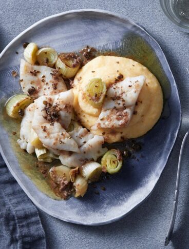 Nasello con polenta cremosa, capperi fritti e filetti di acciuga