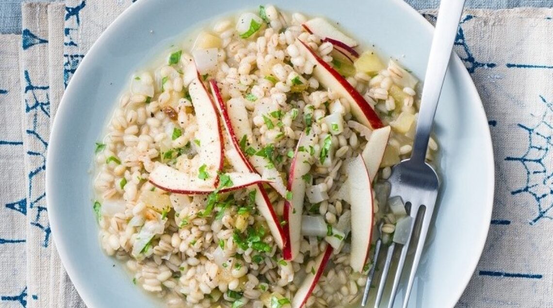 Orzotto con mele, rape e noci