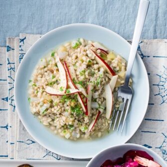 Orzotto con mele, rape e noci