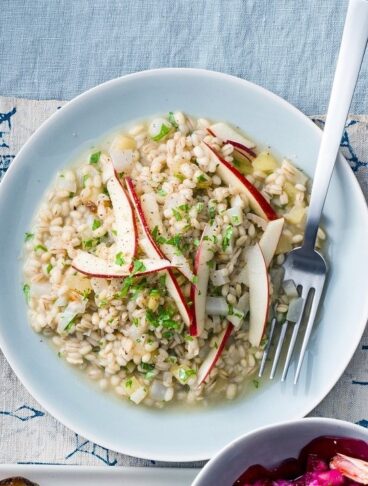 Orzotto con mele, rape e noci