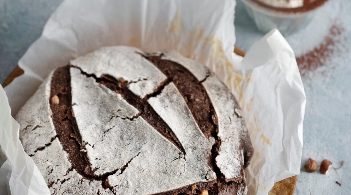 Pane al cioccolato e nocciole tostate