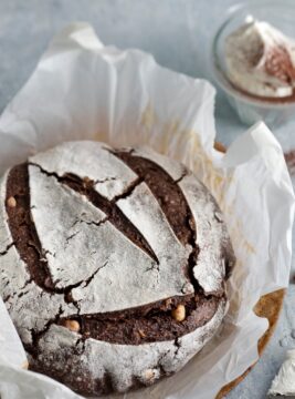 Pane al cioccolato e nocciole tostate
