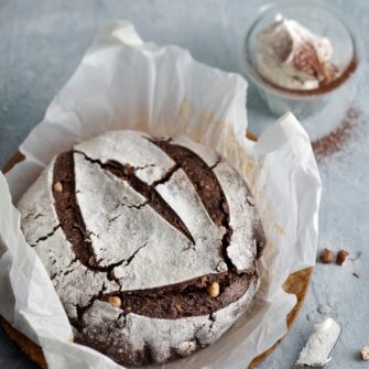 Pane al cioccolato e nocciole tostate