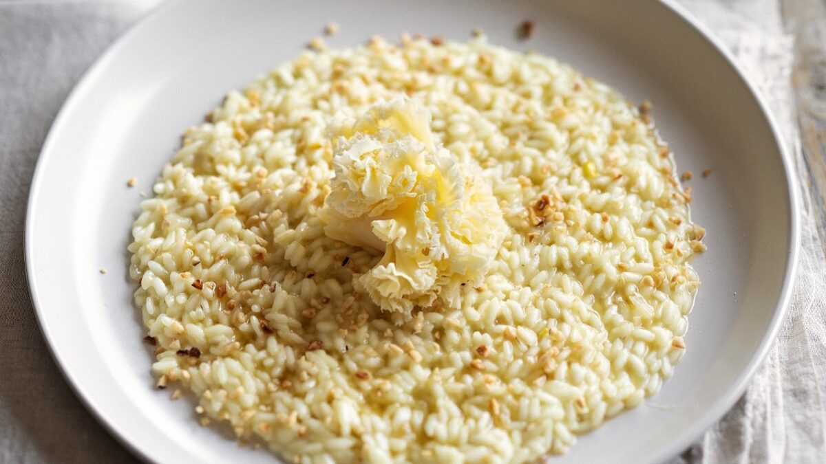 Risotto cremoso con fiore di Tête de Moine DOP, miele e granella di nocciole