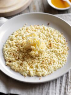 Risotto cremoso con fiore di TÃªte de Moine DOP, miele e granella di nocciole