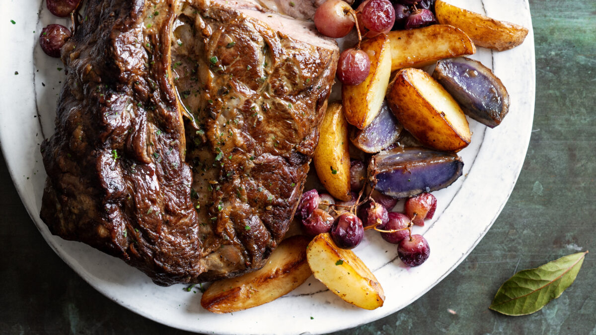 Roast beef con patate e uva