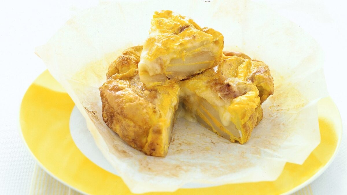 Rovesciata di patate e cipolle con farcia di brie