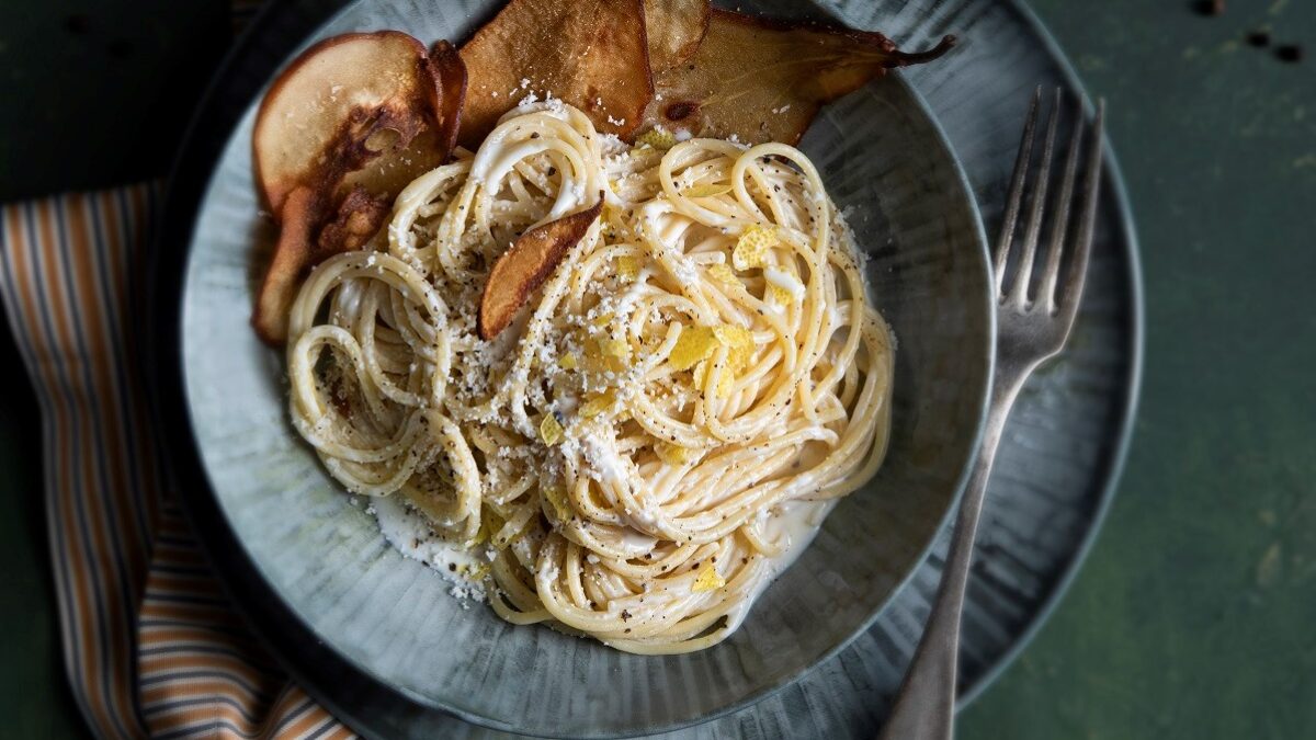 Spaghetti cacio e pepe con pere fritte e scorza di limone