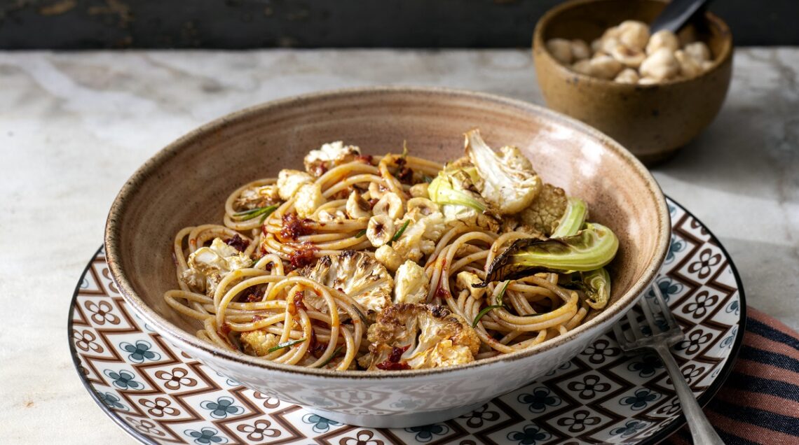 Spaghetti integrali con cavolfiore, `nduja, nocciole tostate - Sale&Pepe