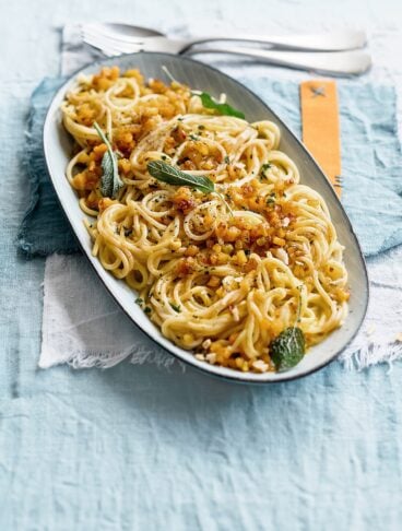 Spaghettini con ragù bianco di zucca, salvia fritta e noci