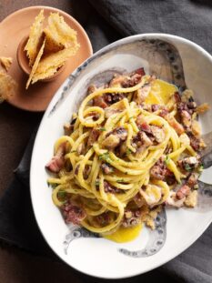 Spaghettoni alla carbonara di polpo e pancetta con chips di provolone