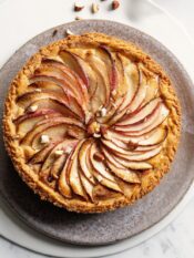 Torta con crema frangipane