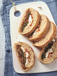 Treccia con erbette, salsiccia e ricotta