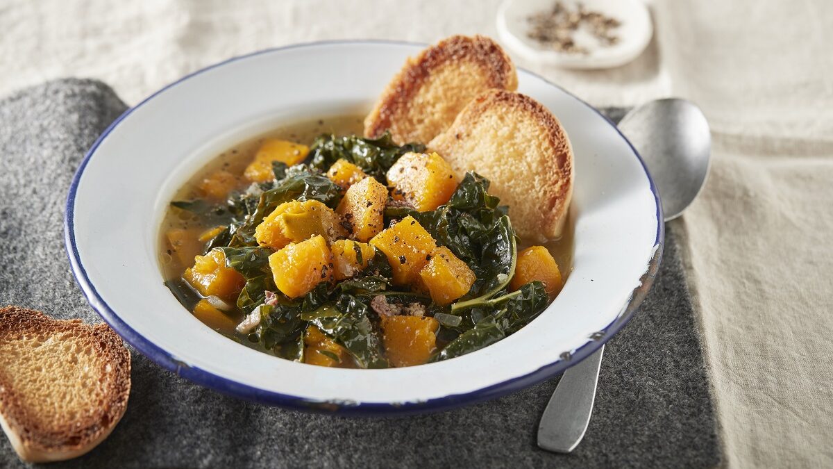 Zuppa di cavolo nero e zucca con pane toscano