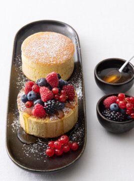 pancake giapponesi con frutti rossi sopra