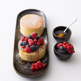 pancake giapponesi con frutti rossi sopra