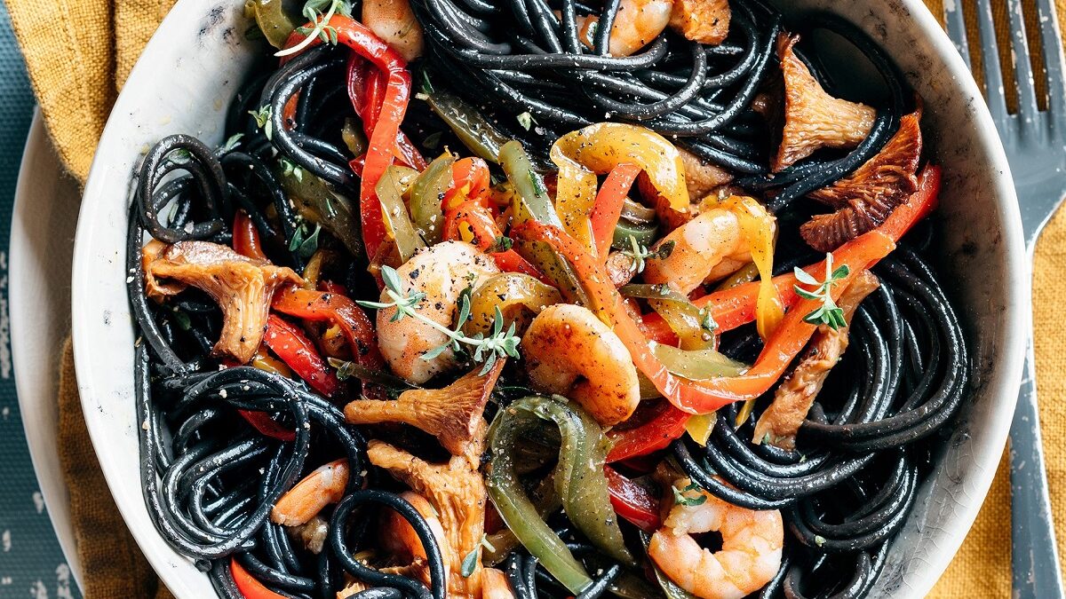 Spaghetti neri con gamberi, peperoni e finferli