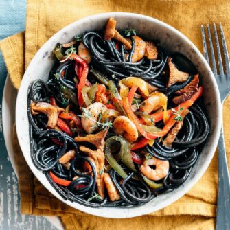 Spaghetti neri con gamberi, peperoni e finferli