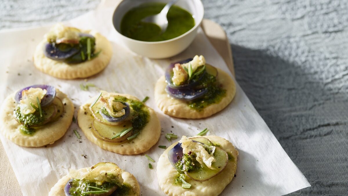 Focaccette con patate e pesto di rosmarino