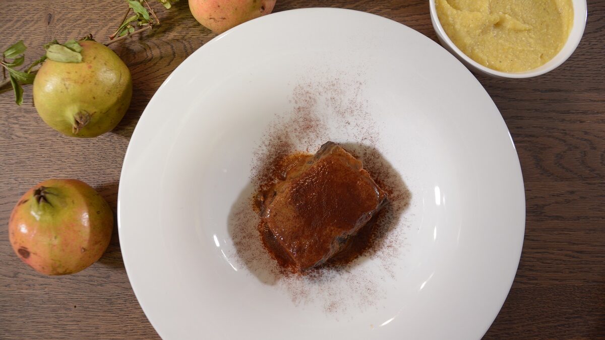 Brasato di manzo cotto al vino rosso con salsa al cacao