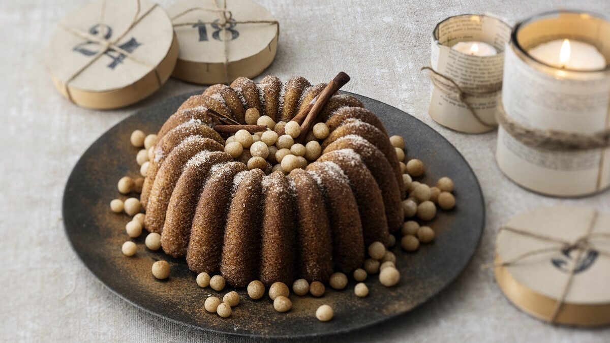 Ciambella speziata con mela e pasta di mandorle
