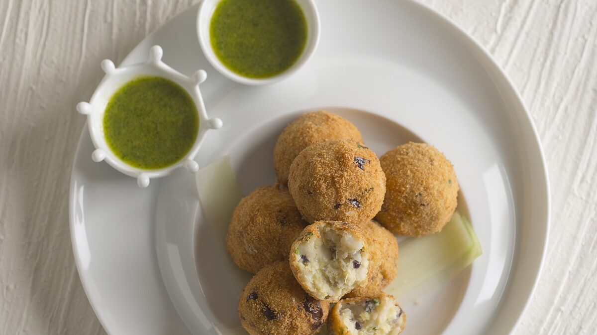 Frittelle di baccalà alle olive taggiasche con pesto di prezzemolo