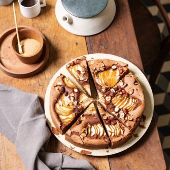 Torta al cioccolato e pere con cardamomo e nocciole