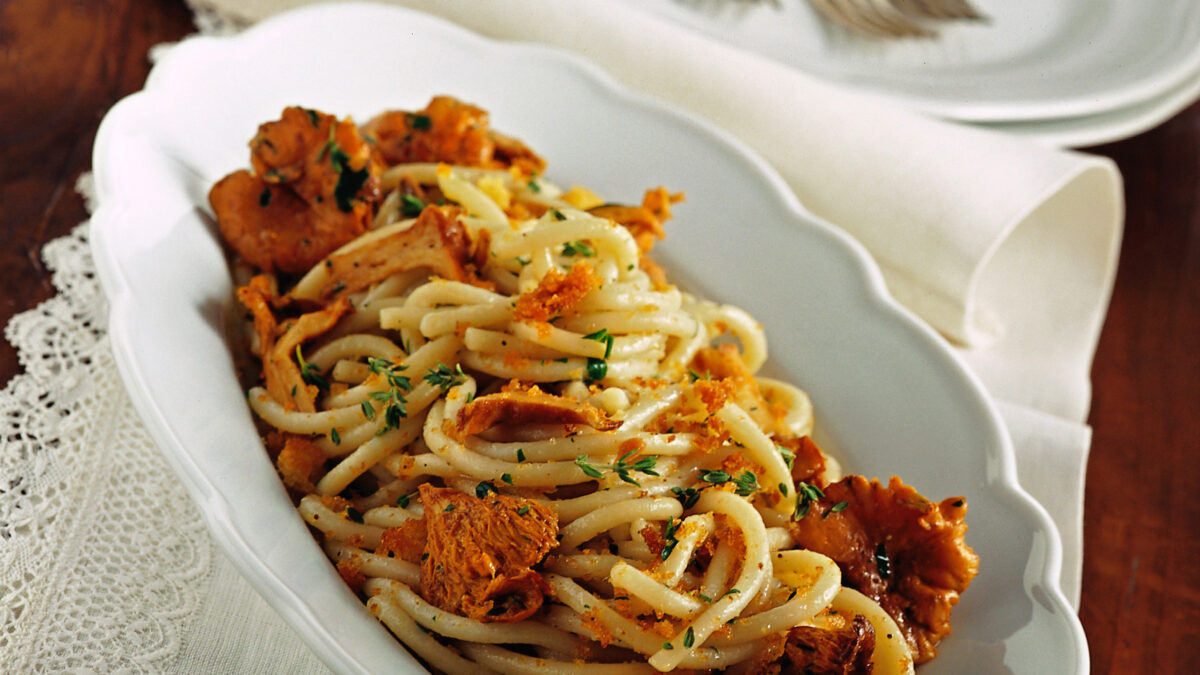 Pici ai finferli con briciole fritte