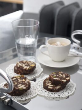 Fette di salame di cioccolato ai datteri e arancia candita