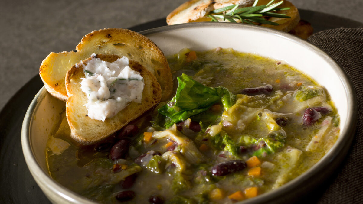 Zuppa di fagioli rossi e scarola con pesto aromatico