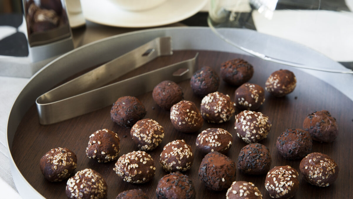 Tartufi di cioccolato al sesamo