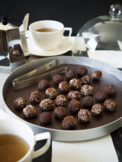 Tartufi di cioccolato al sesamo