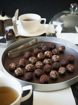 Tartufi di cioccolato al sesamo