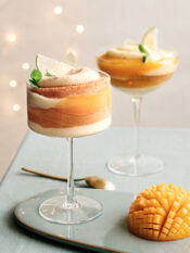 bicchiere di zuppa inglese alla frutta