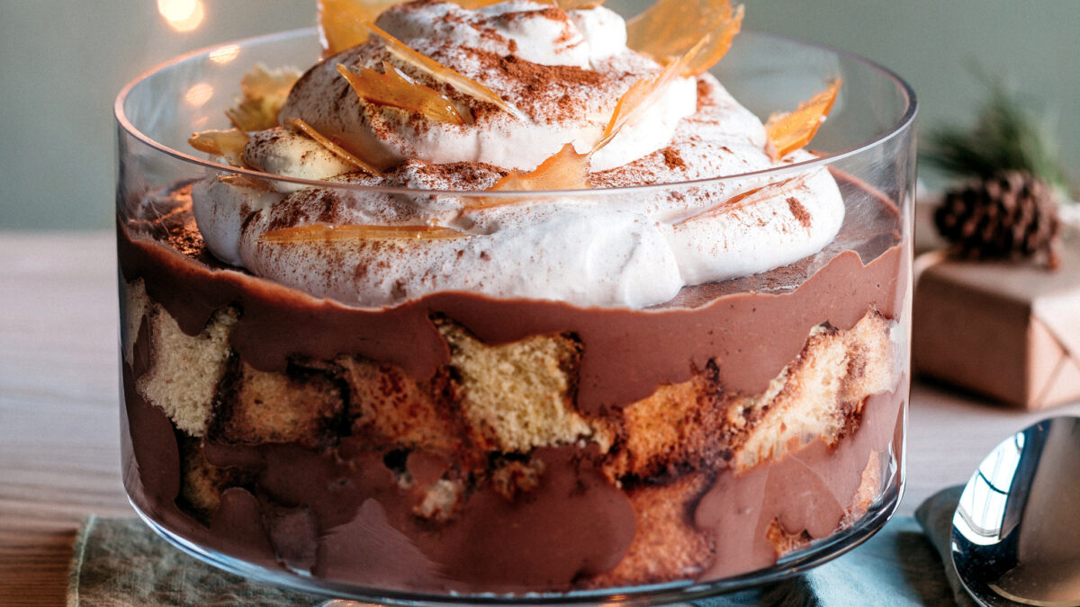 Trifle con crema di cioccolato, caramello e pandoro