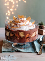 Trifle con crema di cioccolato scaglie di caramello e pandoro
