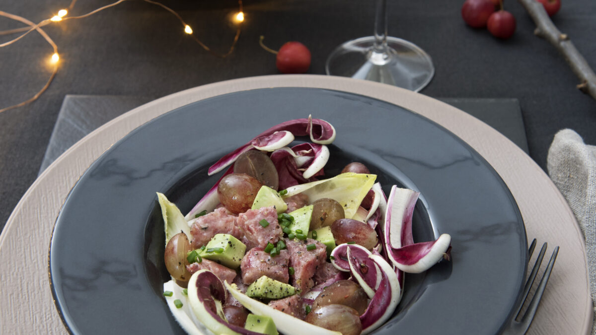 Insalata tiepida di zampone e uva con avocado e radicchio