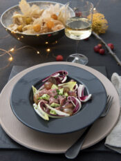 Insalata tiepida di zampone e uva con avocado e radicchio