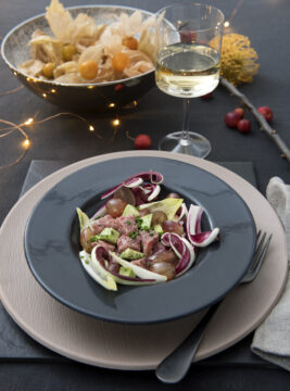 Insalata tiepida di zampone e uva con avocado e radicchio