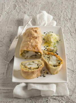 Strudel di baccalà e carciofi con spuma al pepe e limone