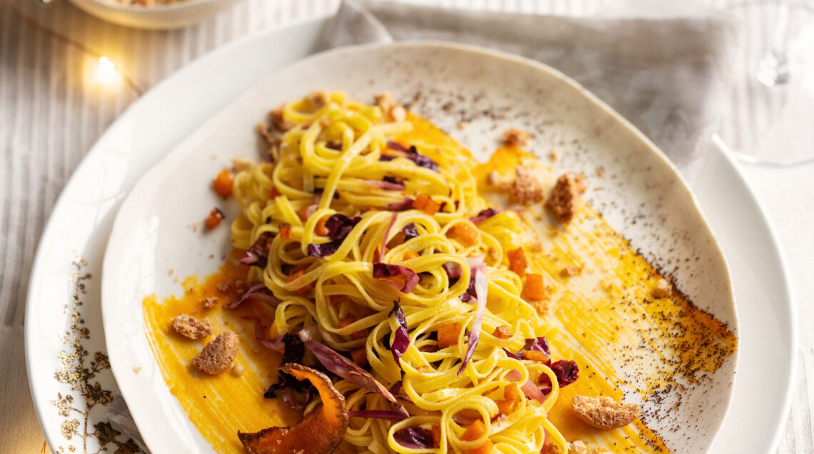 Tagliolini con zucca e radicchio, crumble di amaretti e caffè