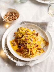 Tagliolini con zucca e radicchio, crumble di amaretti e caffè