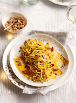 Tagliolini con zucca e radicchio, crumble di amaretti e caffè