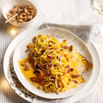 Tagliolini con zucca e radicchio, crumble di amaretti e caffè