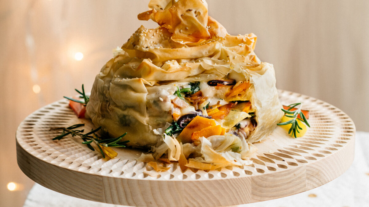Torretta di pasta fillo con bietole, verza e bitto