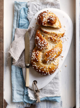 Treccia di pan brioche all'anice