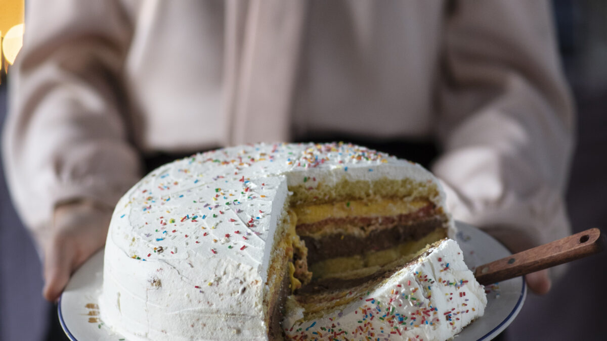 Pizza dolce con panna e confettini