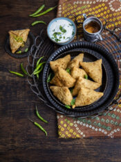 Samosa, fagottini ripieni di patate e piselli al masala