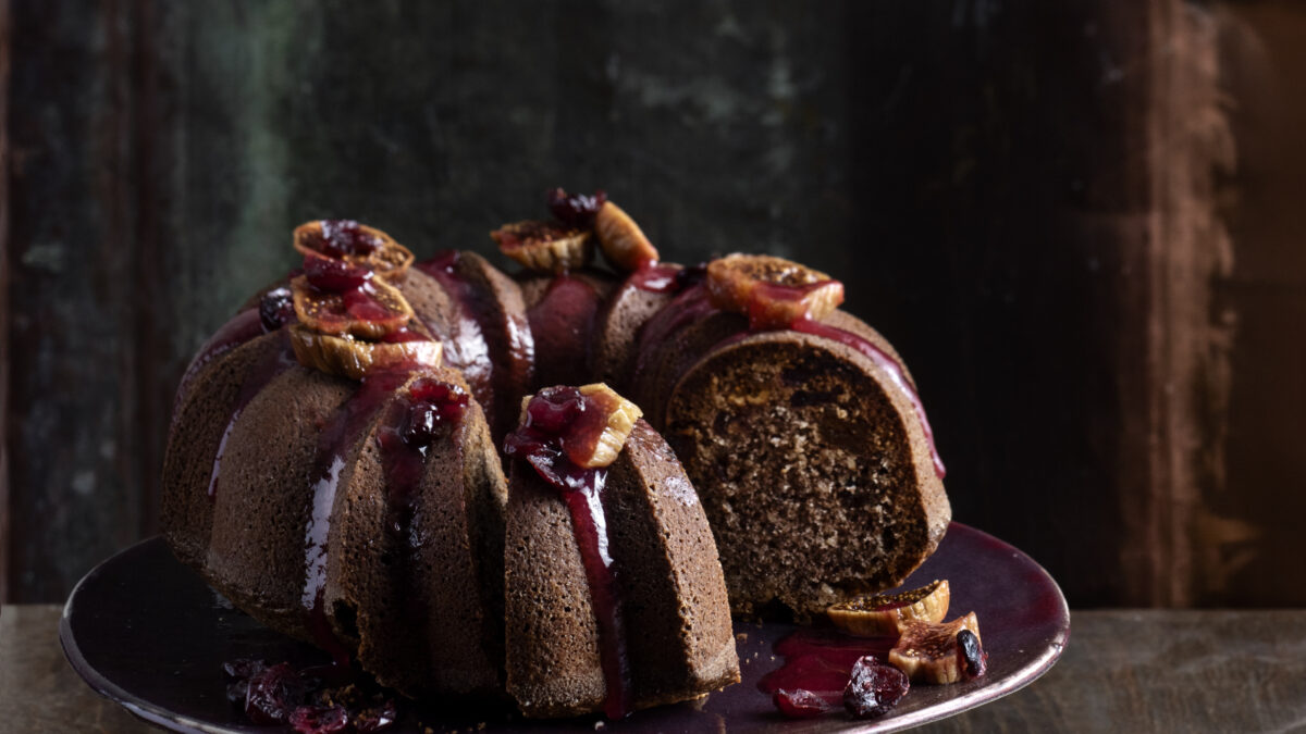 Ciambellone con fichi secchi, cranberry e noci