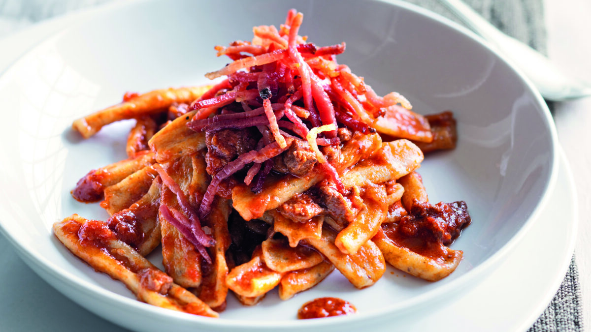 Caserecce al grano saraceno con ragù di daino e speck croccante